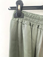Carregar imagem no visualizador da galeria, Calças pantalonas acetinadas lisas kaki
