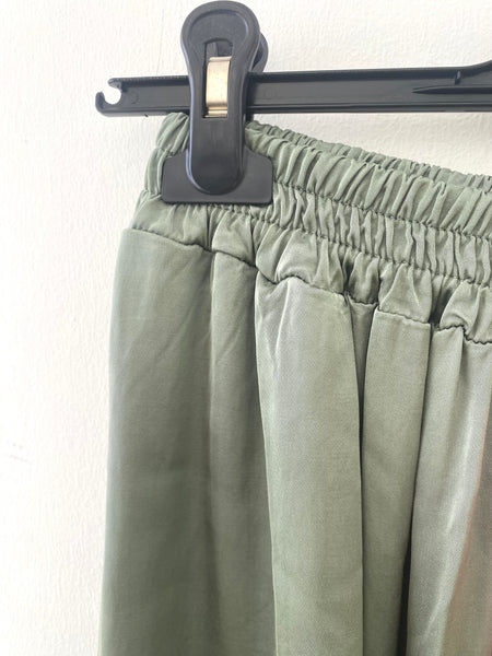 Calças pantalonas acetinadas lisas kaki