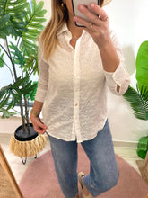 Carregar imagem no visualizador da galeria, Camisa branca flores bordadas
