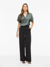 Carregar imagem no visualizador da galeria, Blusa Vila acetinada Kaki
