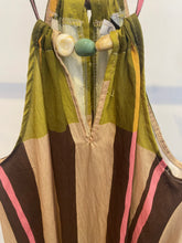 Carregar imagem no visualizador da galeria, Vestido estampado riscas com pedras
