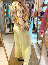 Carregar imagem no visualizador da galeria, Blusa/casaco acetinado flores amarelo

