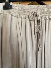 Carregar imagem no visualizador da galeria, Calças pantalonas acetinadas beje
