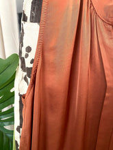 Carregar imagem no visualizador da galeria, Blusa acetinada oversize tijolo
