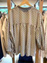 Carregar imagem no visualizador da galeria, Camisa oversize corações toupe
