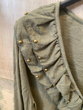 Carregar imagem no visualizador da galeria, Blusa folho com tachas kaki

