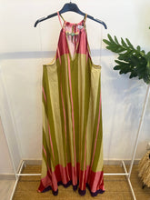 Carregar imagem no visualizador da galeria, Vestido estampado riscas com pedras
