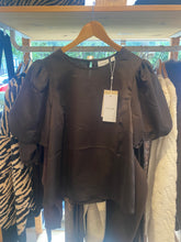 Carregar imagem no visualizador da galeria, Blusa acetinada manga balão castanho
