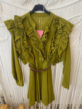 Carregar imagem no visualizador da galeria, Vestido bombazina folhos c/cinto verde oliva
