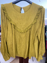Carregar imagem no visualizador da galeria, Blusa com rendinha bordada verde lima

