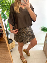Carregar imagem no visualizador da galeria, Blusa acetinada oversize castanho
