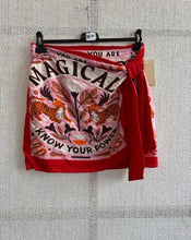 Carregar imagem no visualizador da galeria, Saia páreo traçada magical vermelho
