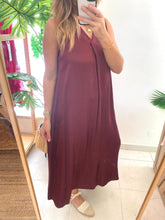 Carregar imagem no visualizador da galeria, Vestido acetinado cavas bordeaux
