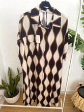 Carregar imagem no visualizador da galeria, Vestido camisa estampa retro preto
