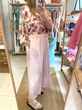 Carregar imagem no visualizador da galeria, Blusa/casaco acetinado flores rosa
