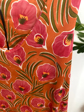 Carregar imagem no visualizador da galeria, Vestido comprido malha fria flores laranja e rosa

