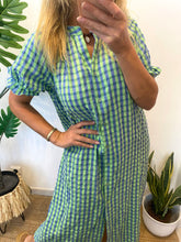 Carregar imagem no visualizador da galeria, Vestido vichy com manga franzida verde e azul
