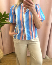 Carregar imagem no visualizador da galeria, Camisa manga balão riscas azul e rosa
