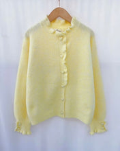 Carregar imagem no visualizador da galeria, Casaco de malha com botões coração amarelo
