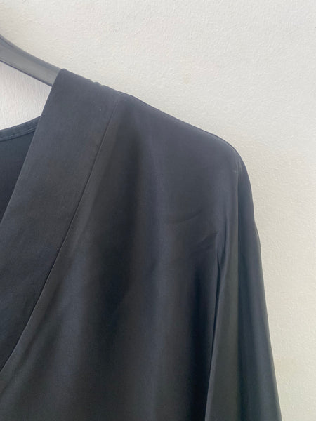 Túnica acetinada decote v preto