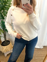 Carregar imagem no visualizador da galeria, Camisola Morgan creme com botões dourados
