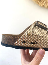 Carregar imagem no visualizador da galeria, Chinelo fivelas comporta gold Cubanas
