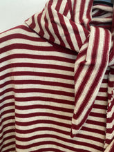 Carregar imagem no visualizador da galeria, Camisola malha riscas com lenço bordeaux
