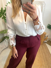 Carregar imagem no visualizador da galeria, Blusa acetinada manga renda Morgan
