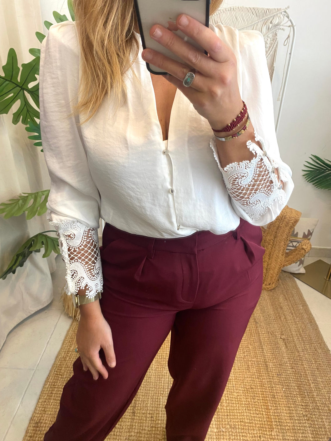 Blusa acetinada manga renda Morgan