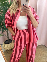 Carregar imagem no visualizador da galeria, Blusa oversize riscas Bordeaux/Rosa
