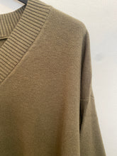 Carregar imagem no visualizador da galeria, Camisola de malha decote V verde
