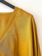Carregar imagem no visualizador da galeria, Kimono acetinado botões mostarda
