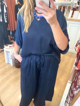 Carregar imagem no visualizador da galeria, Blusa acetinada oversize marinho
