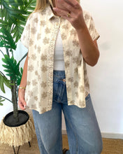 Carregar imagem no visualizador da galeria, Camisa flores beje
