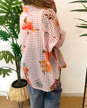 Carregar imagem no visualizador da galeria, Camisa vichy flores multicor
