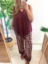 Carregar imagem no visualizador da galeria, Blusa alça larga acetinada Bordeaux
