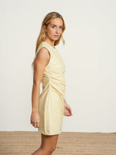 Carregar imagem no visualizador da galeria, Vestido SMF ecopele amarelo
