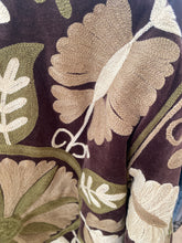 Carregar imagem no visualizador da galeria, Kimono de veludo bordado castanho e verde
