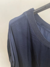 Carregar imagem no visualizador da galeria, Blusa acetinada com cós de malha marinho

