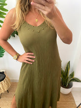 Carregar imagem no visualizador da galeria, Vestido crepe com tachas verde azeitona

