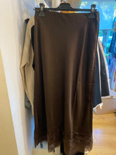 Carregar imagem no visualizador da galeria, Saia acetinada com renda castanho Viellette
