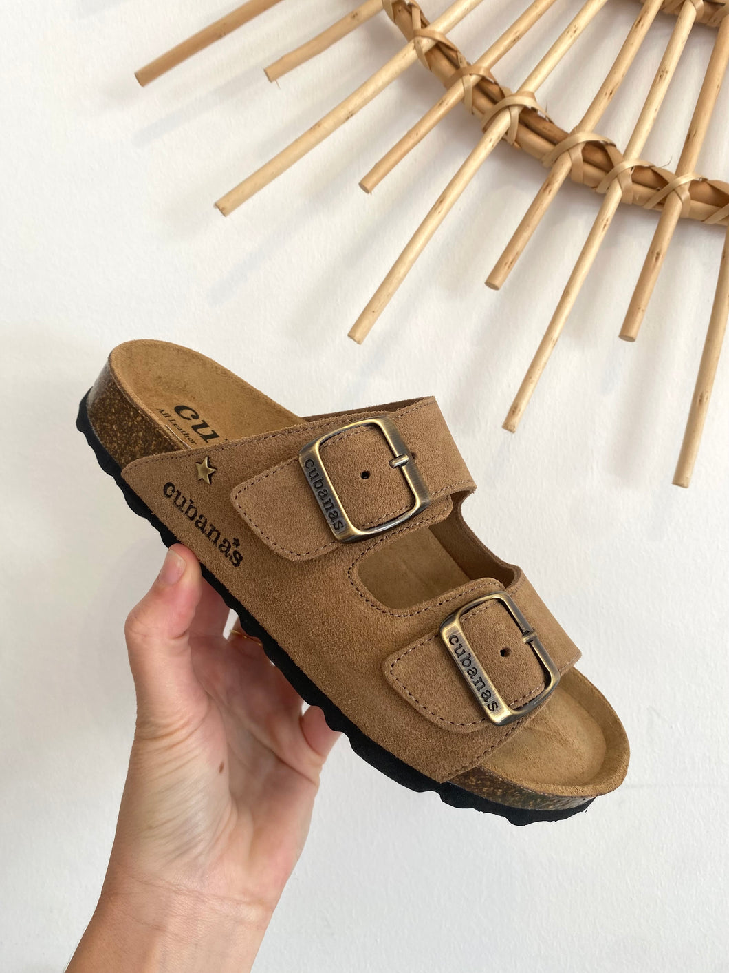 Chinelo fivelas Amalia camurça beje Cubanas