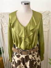 Carregar imagem no visualizador da galeria, Blusa acetinada folhos verde oliva
