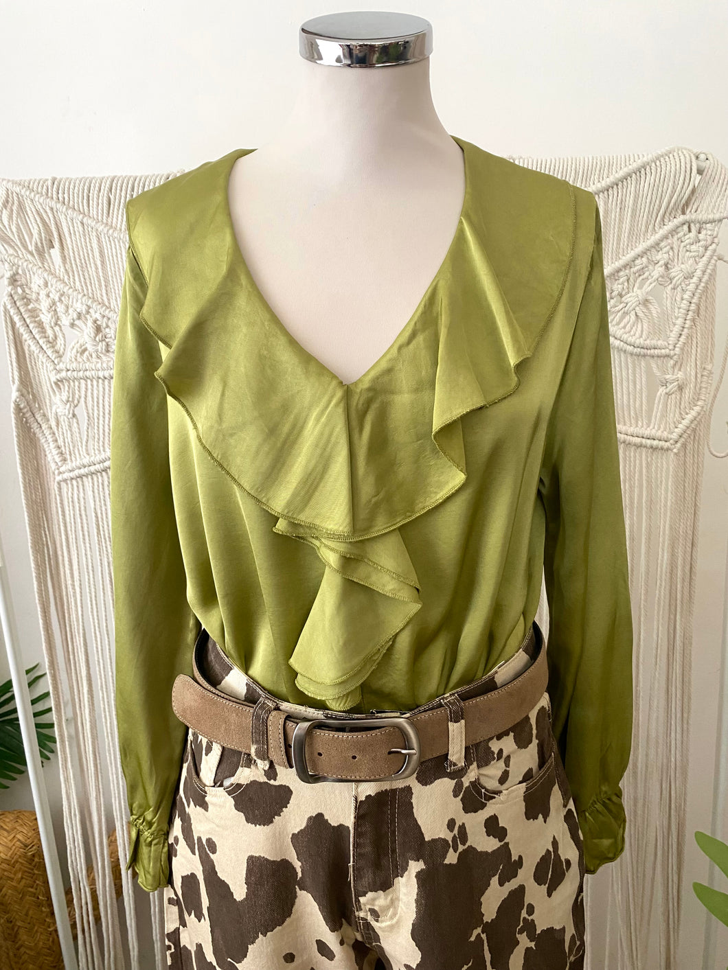 Blusa acetinada folhos verde oliva
