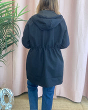 Carregar imagem no visualizador da galeria, Parka preta capuz Vitally
