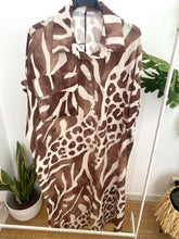Carregar imagem no visualizador da galeria, Vestido camisa estampa animal print castanho
