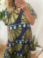 Carregar imagem no visualizador da galeria, Vestido estampa africana manga balão azul e verde
