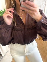 Carregar imagem no visualizador da galeria, Camisa castanha folhos
