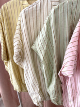 Carregar imagem no visualizador da galeria, Camisa oversize riscas
