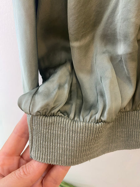 Kimono acetinado botões kaki